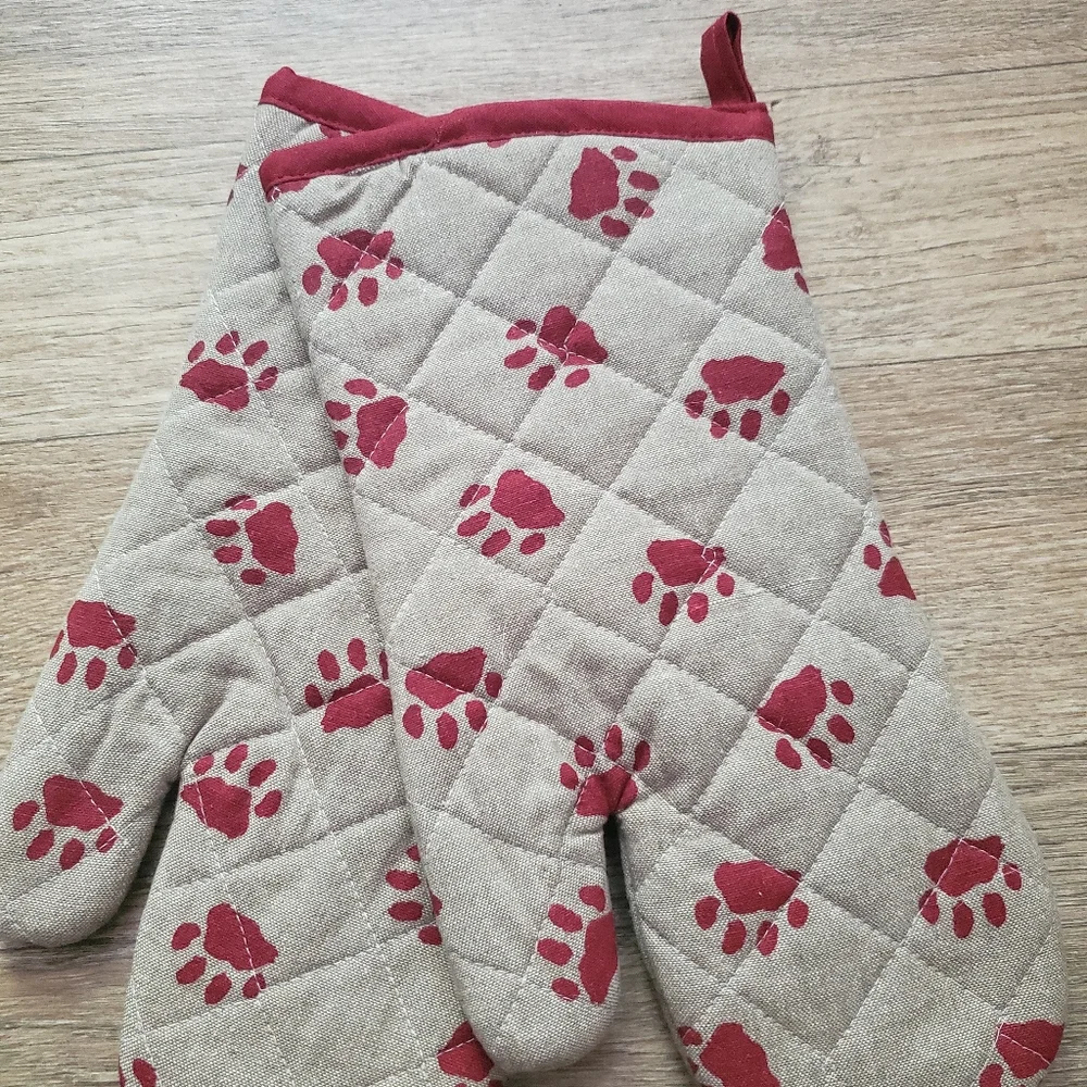 Working Kitchen Dog Pet Oven Mitt 2 PC Set Red Paw Prints Christmas Valentine's